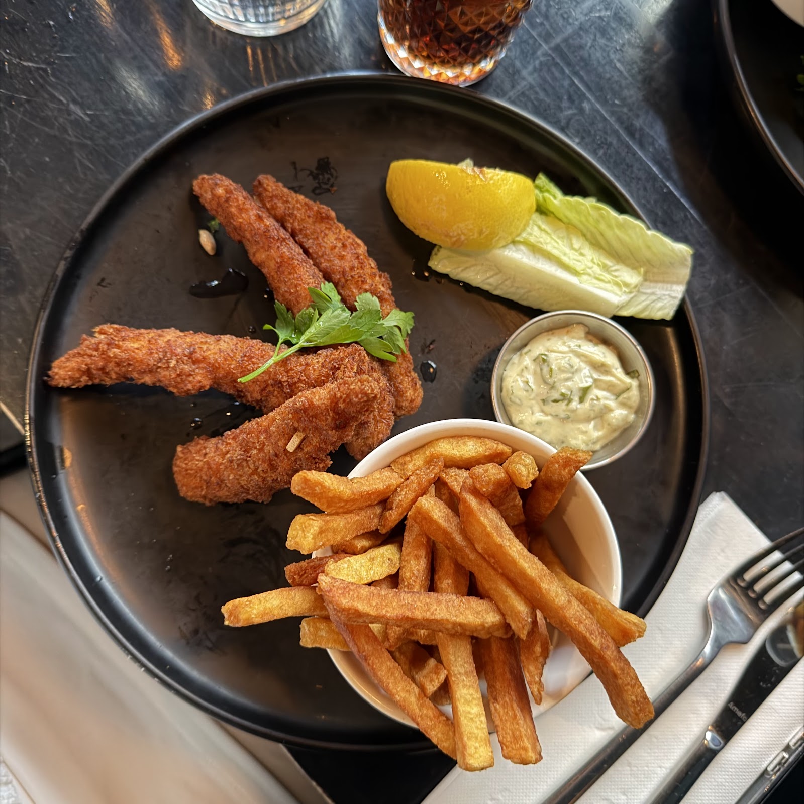 Filets de poisson panés croustillants avec frites et sauce tartare