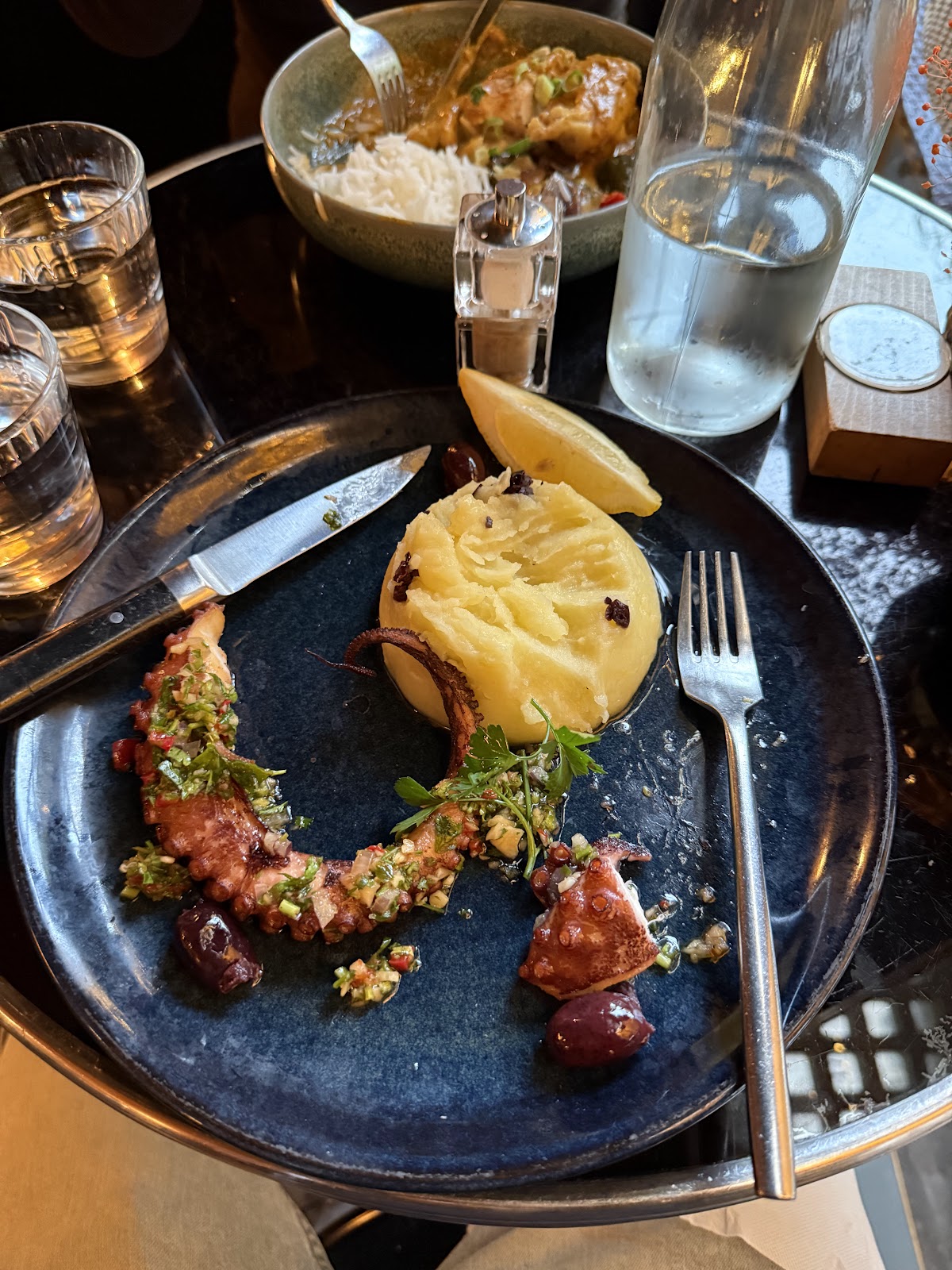 Tentacules de pieuvre grillées avec chimichurri, écrasé de pomme de terre et olives